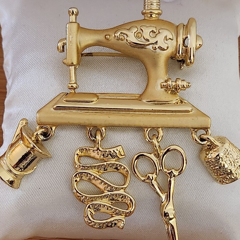 Danecraft Vintage Brooch Sewing Machine with charms Matte Gold Shiny Gold Pin - Picture 7 of 7